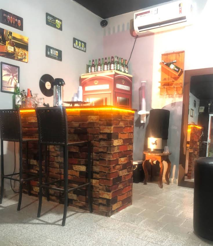 Bancada de bar com luz quente